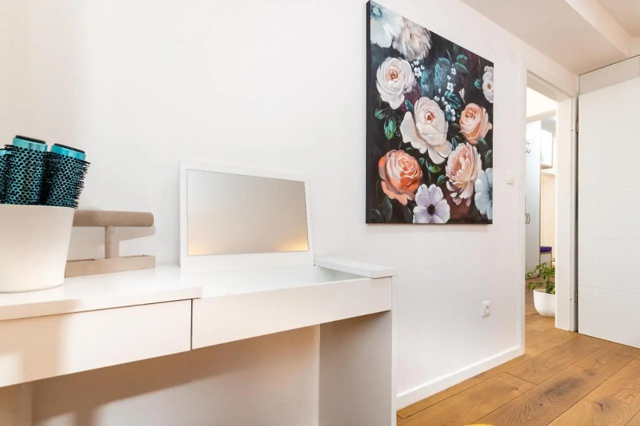 Little Gem Apartment Trogir 0*,